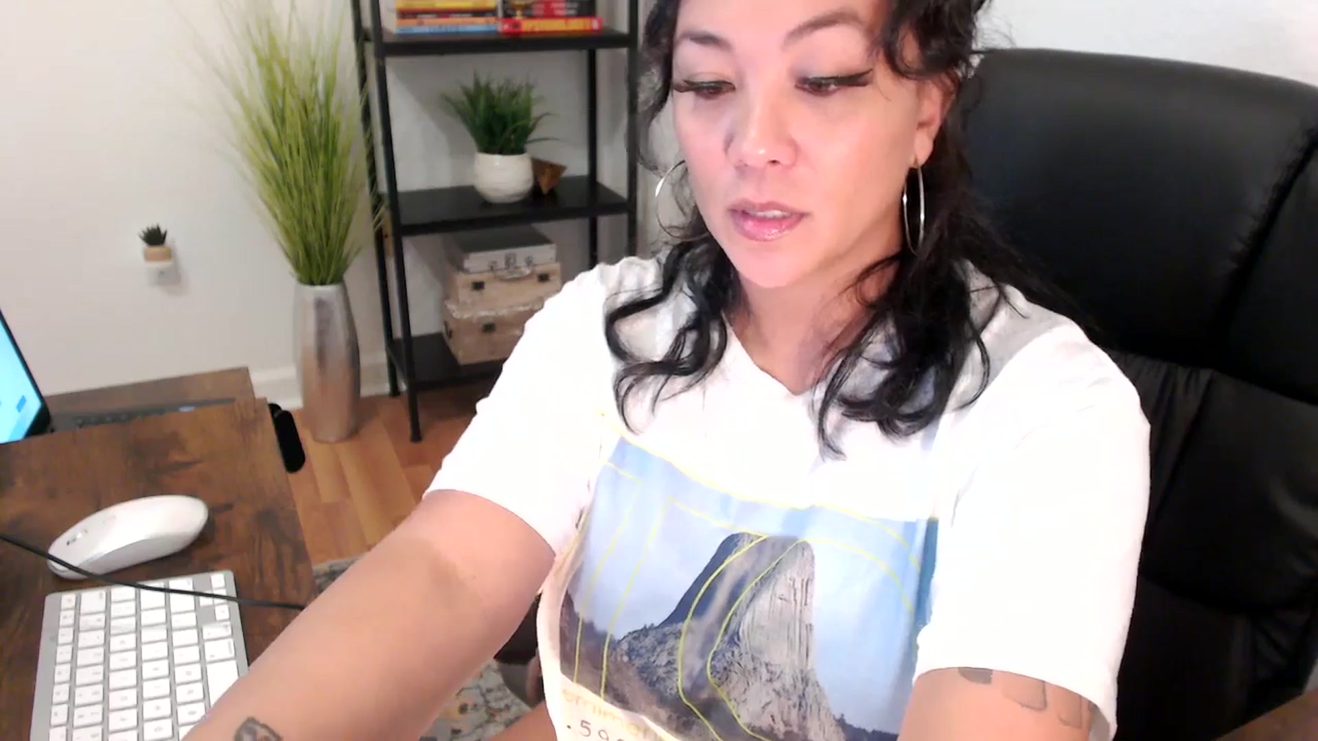 Gallery image thumbnail from MickaylaMinx's myfreecams stream on, 12/20/2024, 19:32 image 18 of 20