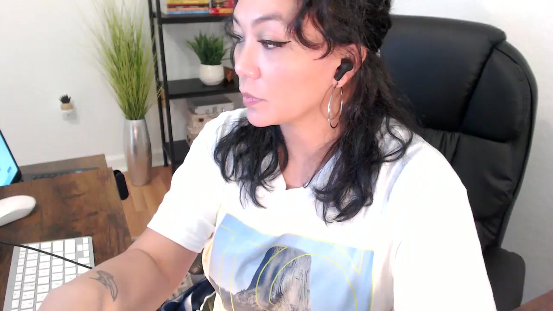 Gallery image thumbnail from MickaylaMinx's myfreecams stream on, 12/20/2024, 20:27 image 4 of 20