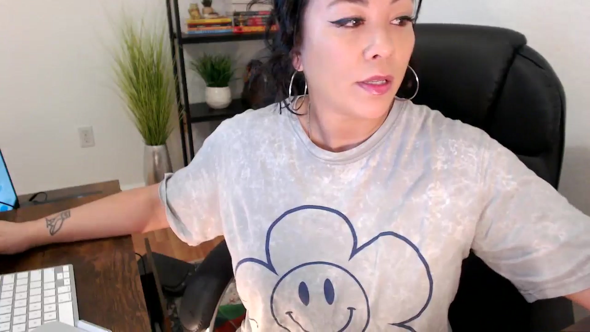 Gallery image thumbnail from MickaylaMinx's myfreecams stream on, 12/23/2024, 16:11 image 6 of 20