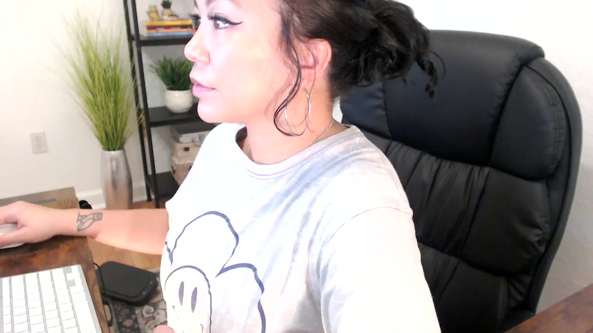Gallery image thumbnail from MickaylaMinx's myfreecams stream on, 12/23/2024, 16:51 image 16 of 20