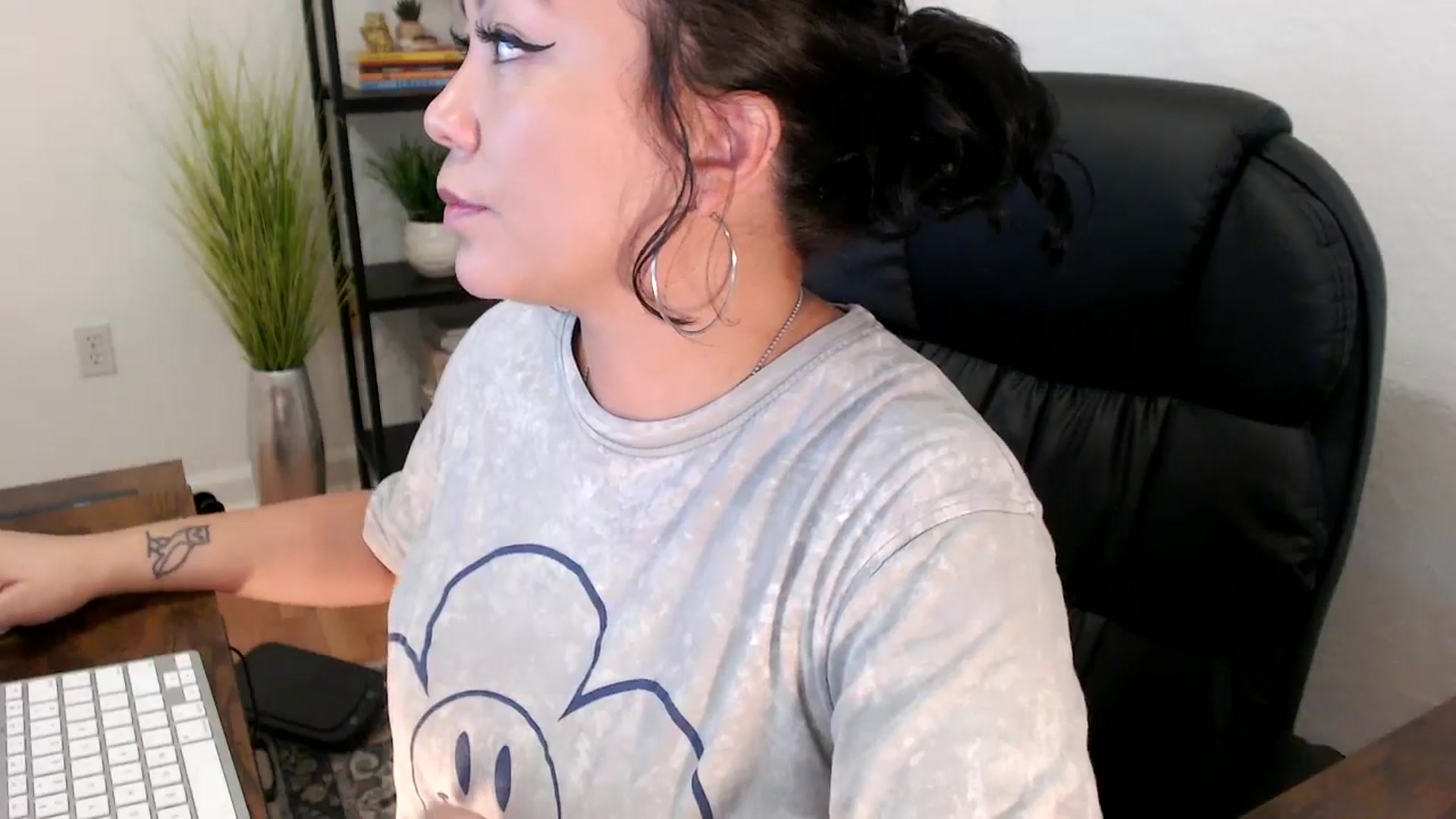 Gallery image thumbnail from MickaylaMinx's myfreecams stream on, 12/23/2024, 16:51 image 15 of 20