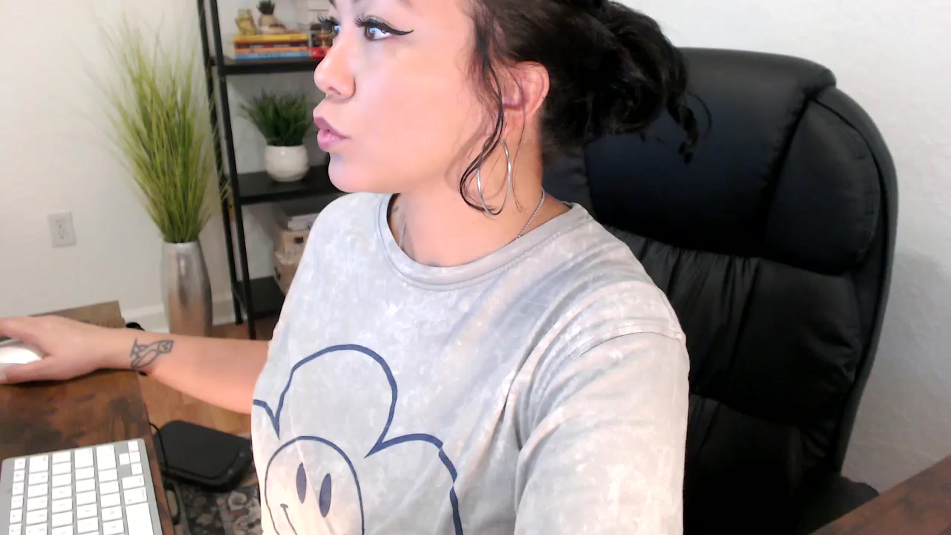 Gallery image thumbnail from MickaylaMinx's myfreecams stream on, 12/23/2024, 16:51 image 11 of 20