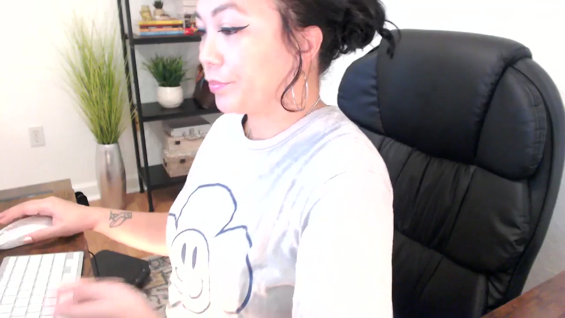 Gallery image thumbnail from MickaylaMinx's myfreecams stream on, 12/23/2024, 16:51 image 6 of 20