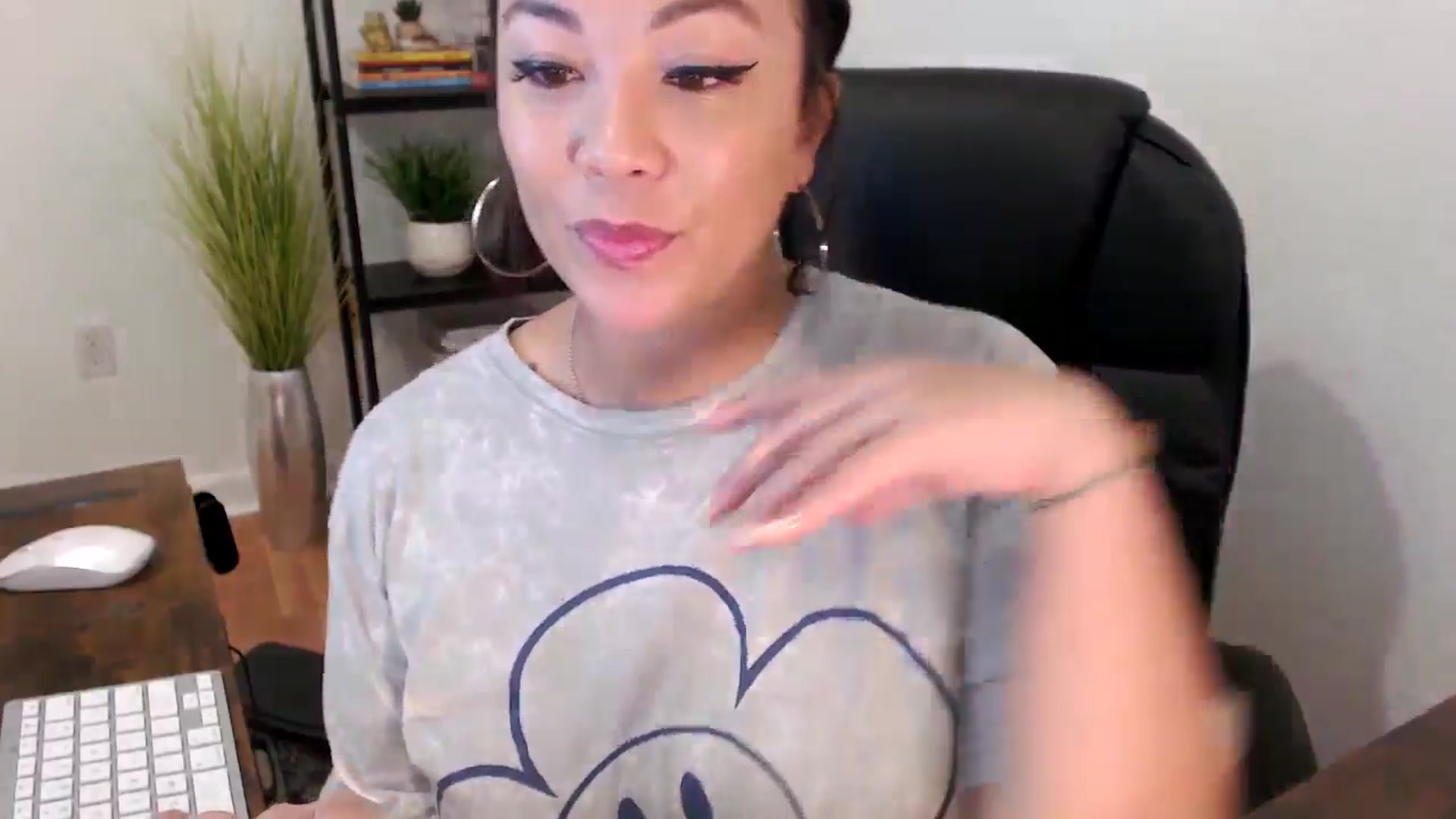 Gallery image thumbnail from MickaylaMinx's myfreecams stream on, 12/23/2024, 16:51 image 12 of 20