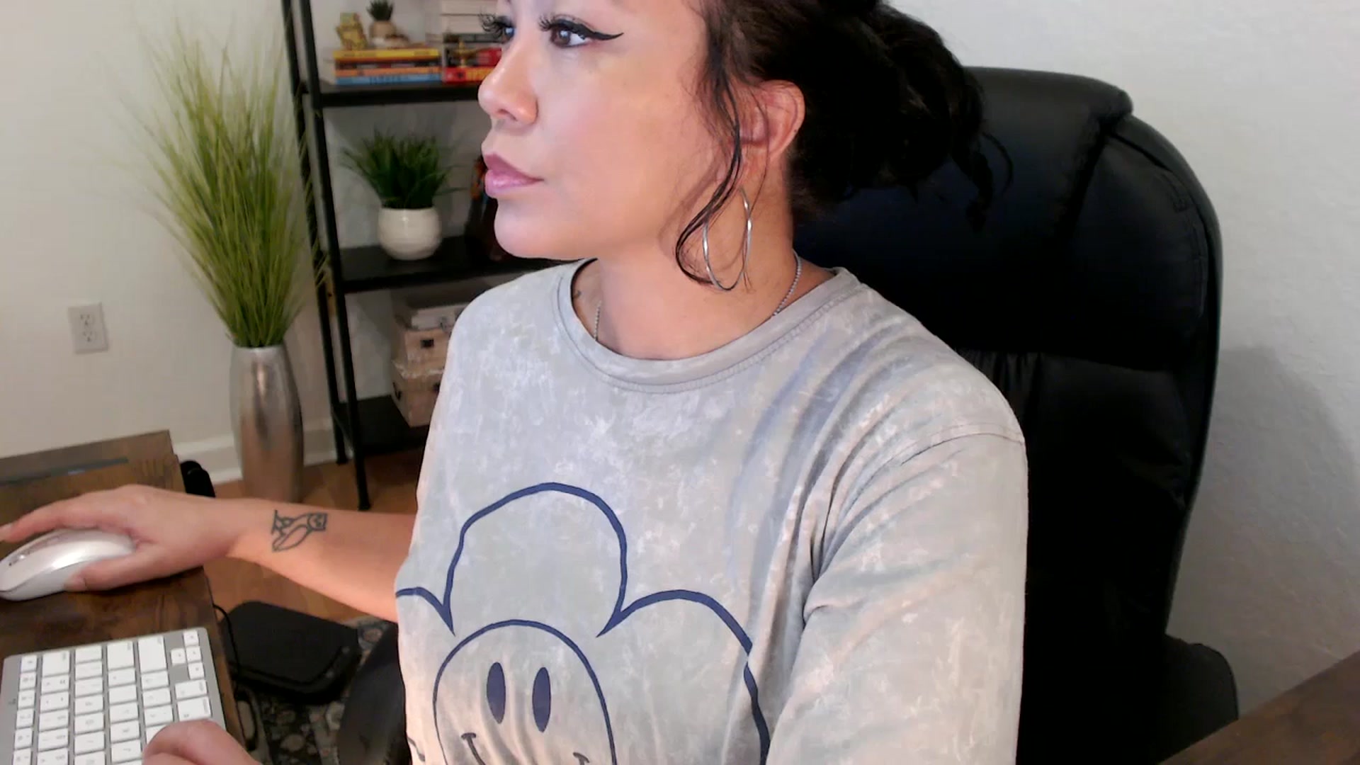 Gallery image thumbnail from MickaylaMinx's myfreecams stream on, 12/23/2024, 16:51 image 8 of 20