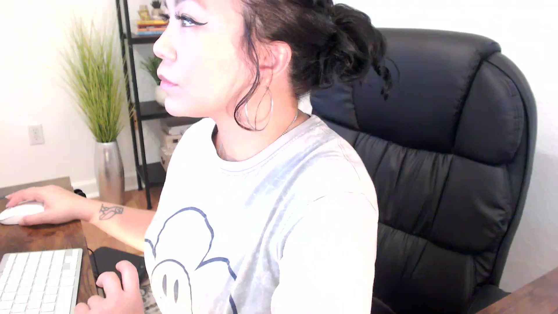 Gallery image thumbnail from MickaylaMinx's myfreecams stream on, 12/23/2024, 16:51 image 2 of 20