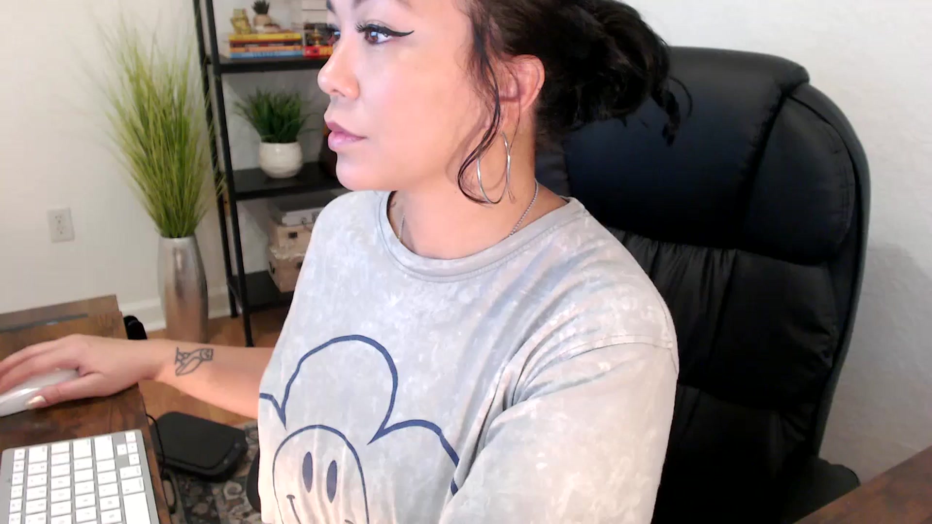 Gallery image thumbnail from MickaylaMinx's myfreecams stream on, 12/23/2024, 16:51 image 10 of 20