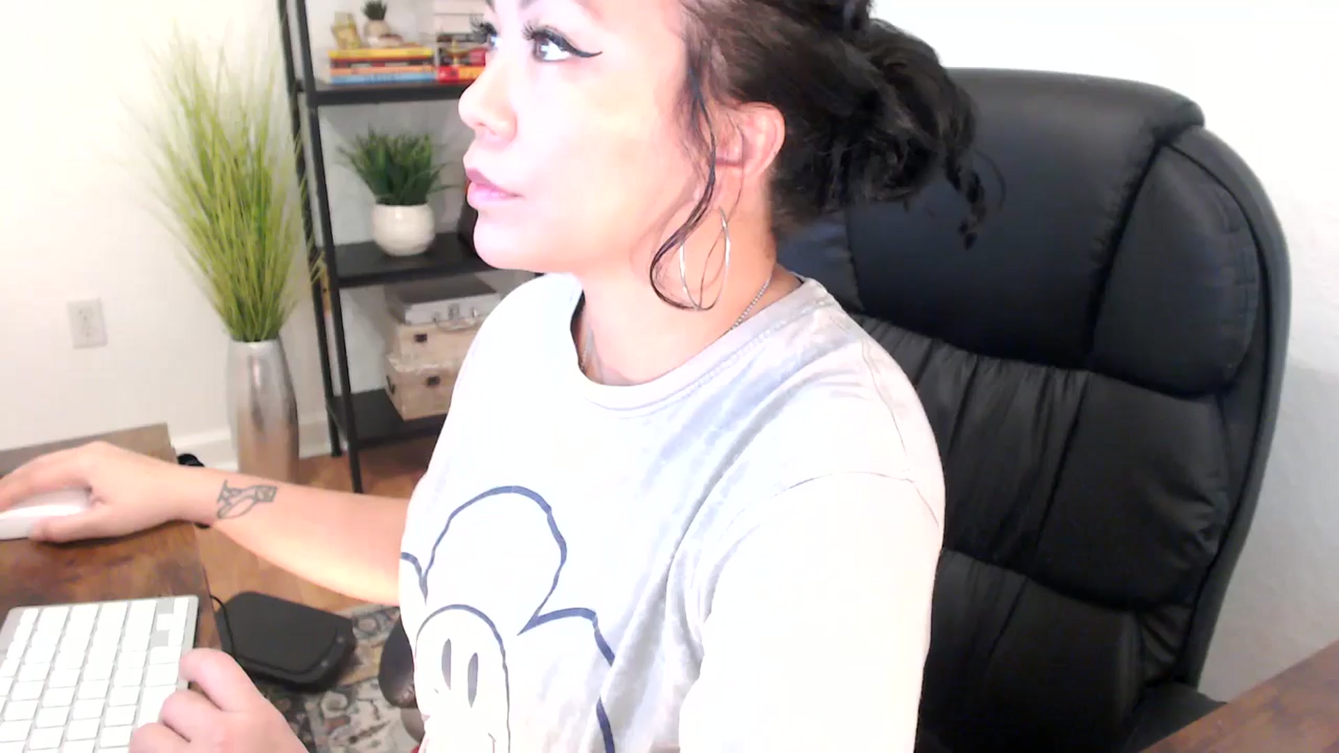 Gallery image thumbnail from MickaylaMinx's myfreecams stream on, 12/23/2024, 16:51 image 1 of 20