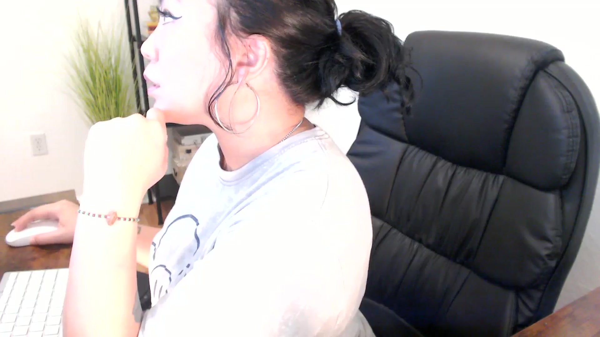 Gallery image thumbnail from MickaylaMinx's myfreecams stream on, 12/23/2024, 16:51 image 7 of 20