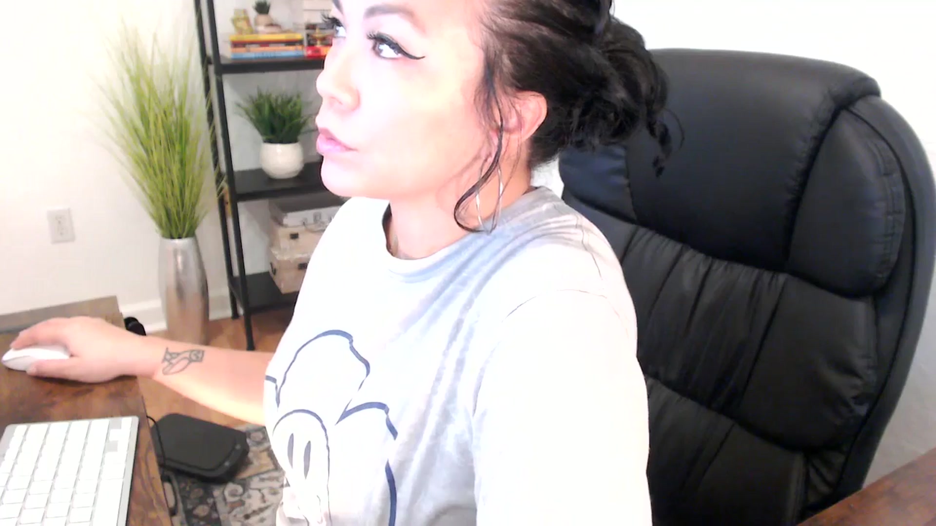 Gallery image thumbnail from MickaylaMinx's myfreecams stream on, 12/23/2024, 16:51 image 5 of 20