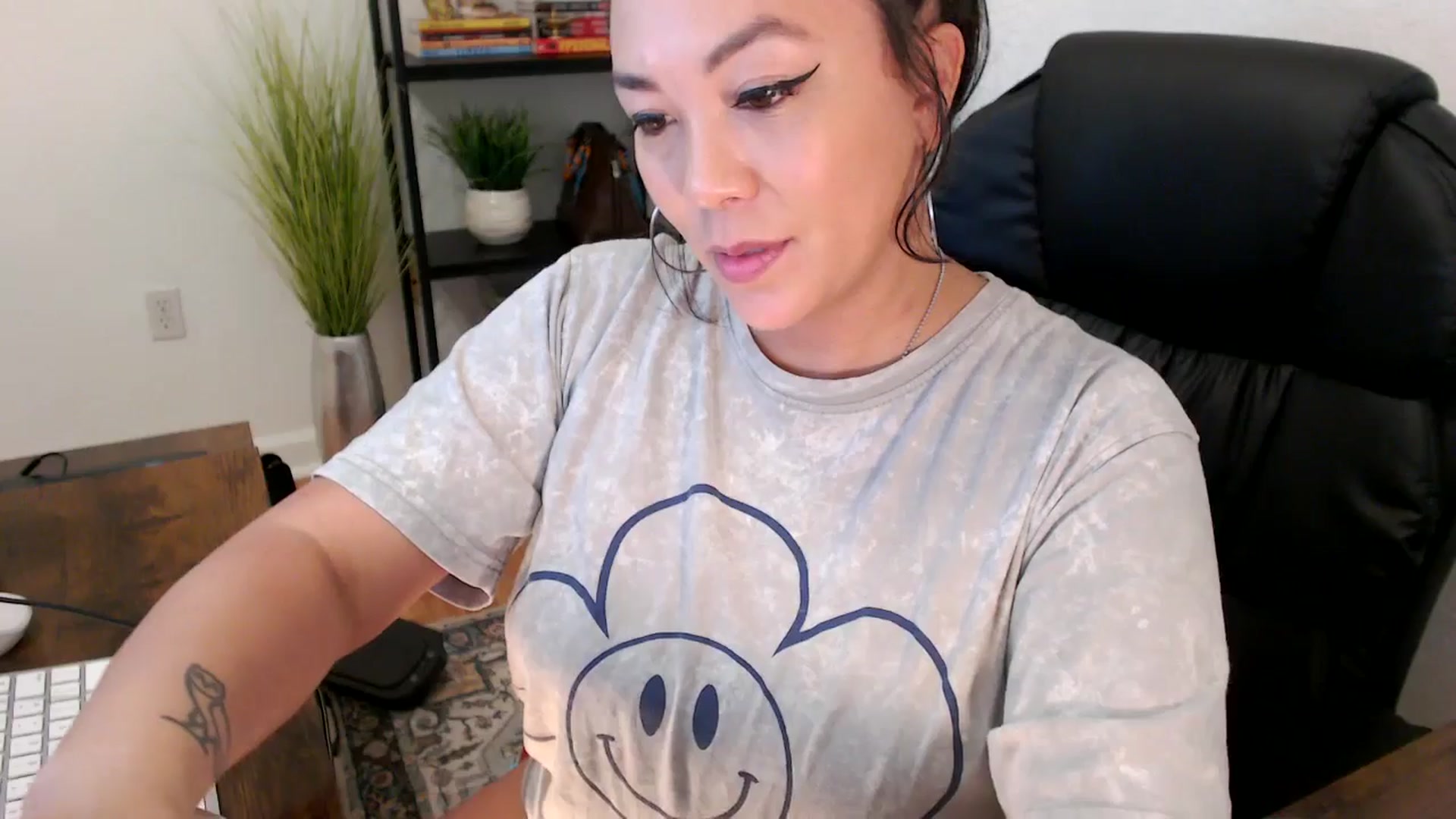Gallery image thumbnail from MickaylaMinx's myfreecams stream on, 12/23/2024, 17:25 image 11 of 20