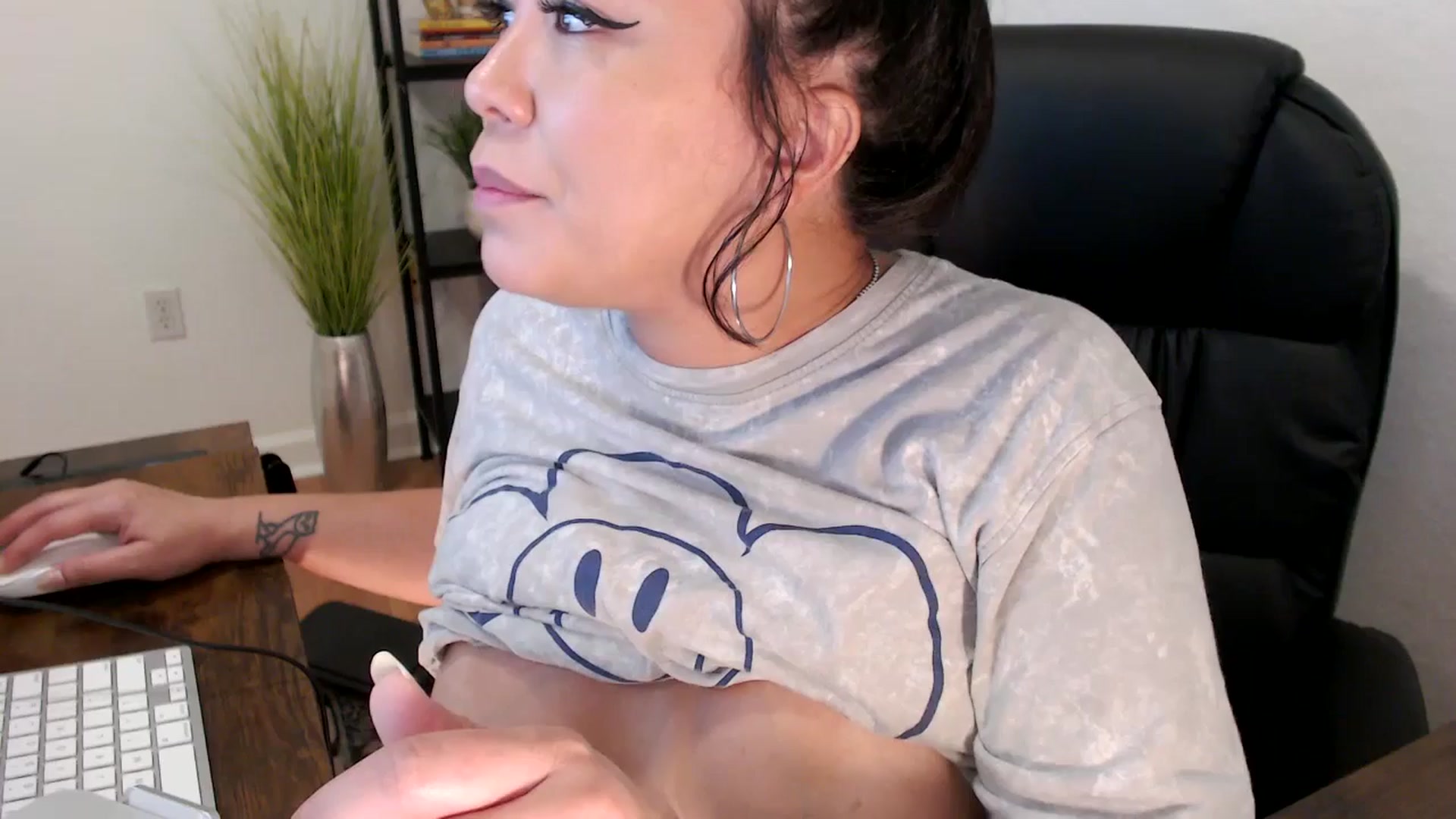 Gallery image thumbnail from MickaylaMinx's myfreecams stream on, 12/23/2024, 17:25 image 16 of 20