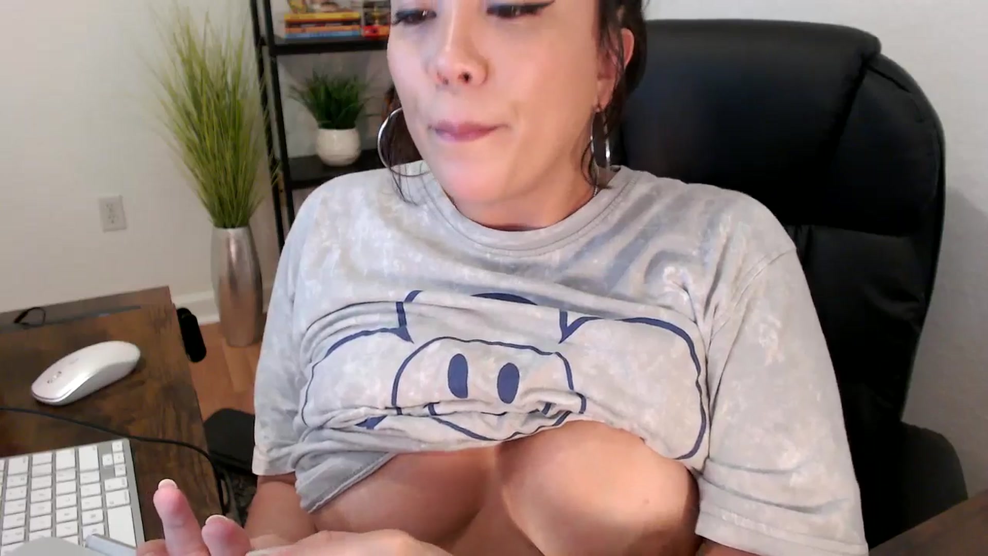 Gallery image thumbnail from MickaylaMinx's myfreecams stream on, 12/23/2024, 17:25 image 15 of 20