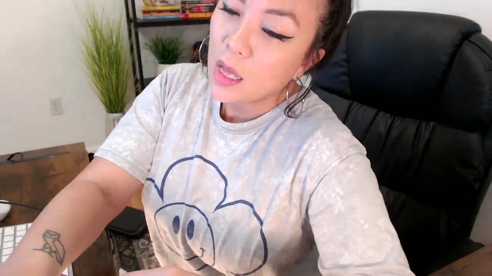 Gallery image thumbnail from MickaylaMinx's myfreecams stream on, 12/23/2024, 17:25 image 12 of 20