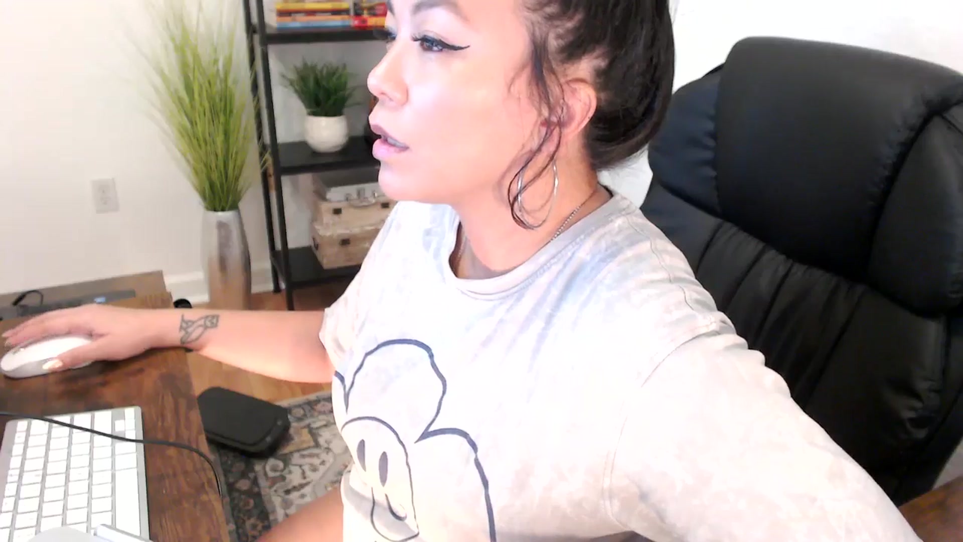 Gallery image thumbnail from MickaylaMinx's myfreecams stream on, 12/23/2024, 18:13 image 13 of 20