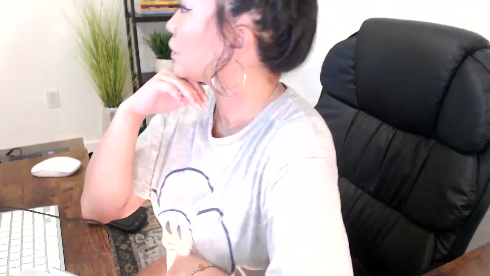 Gallery image thumbnail from MickaylaMinx's myfreecams stream on, 12/23/2024, 18:13 image 10 of 20