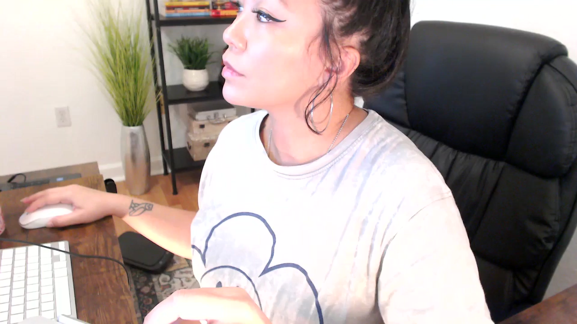 Gallery image thumbnail from MickaylaMinx's myfreecams stream on, 12/23/2024, 18:13 image 7 of 20