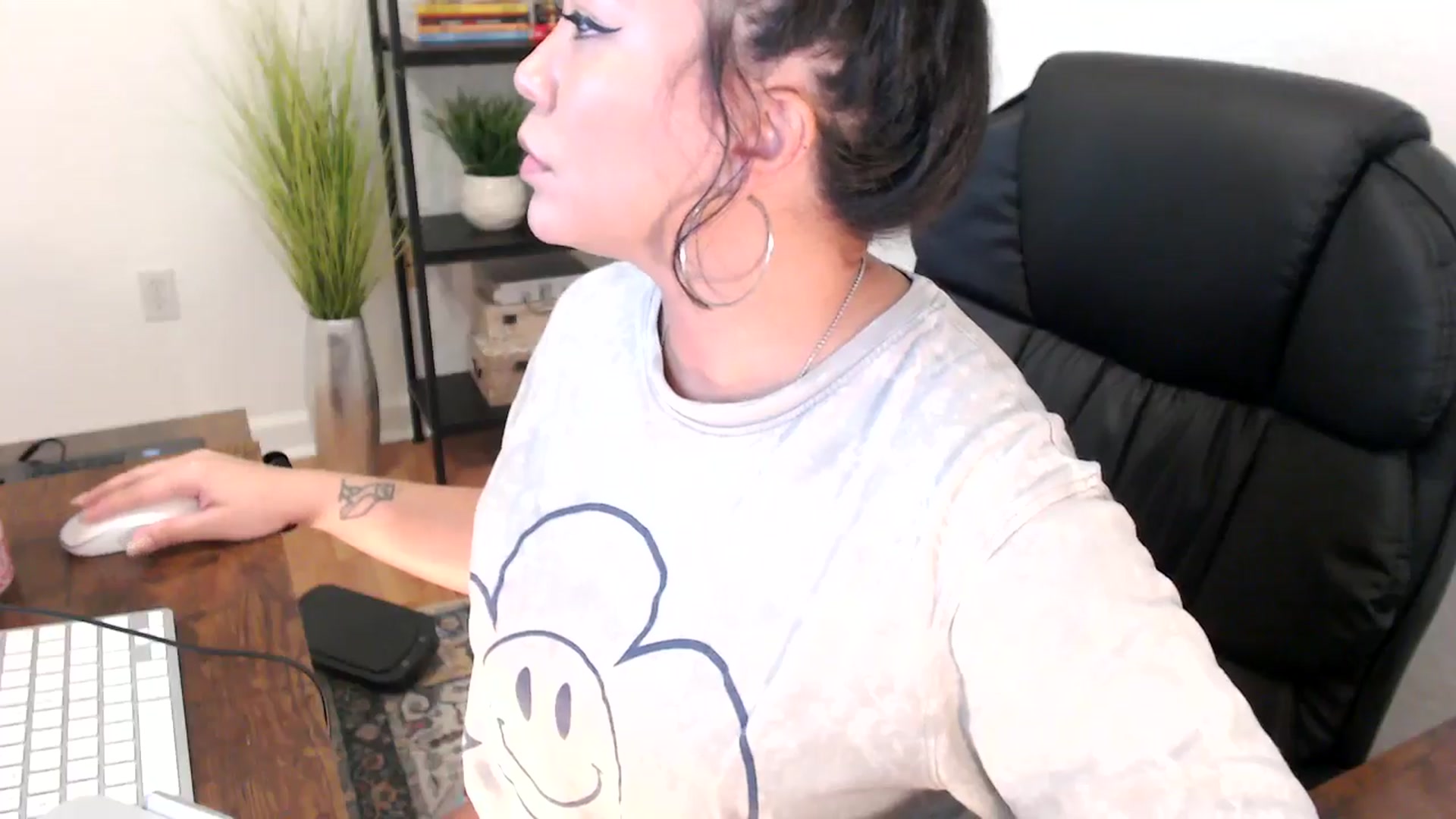 Gallery image thumbnail from MickaylaMinx's myfreecams stream on, 12/23/2024, 18:13 image 6 of 20