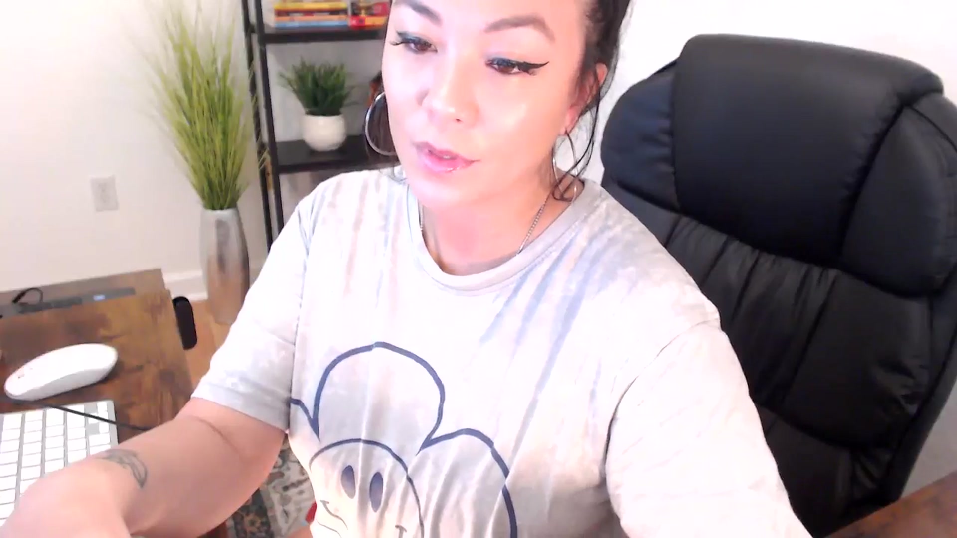 Gallery image thumbnail from MickaylaMinx's myfreecams stream on, 12/23/2024, 18:13 image 4 of 20
