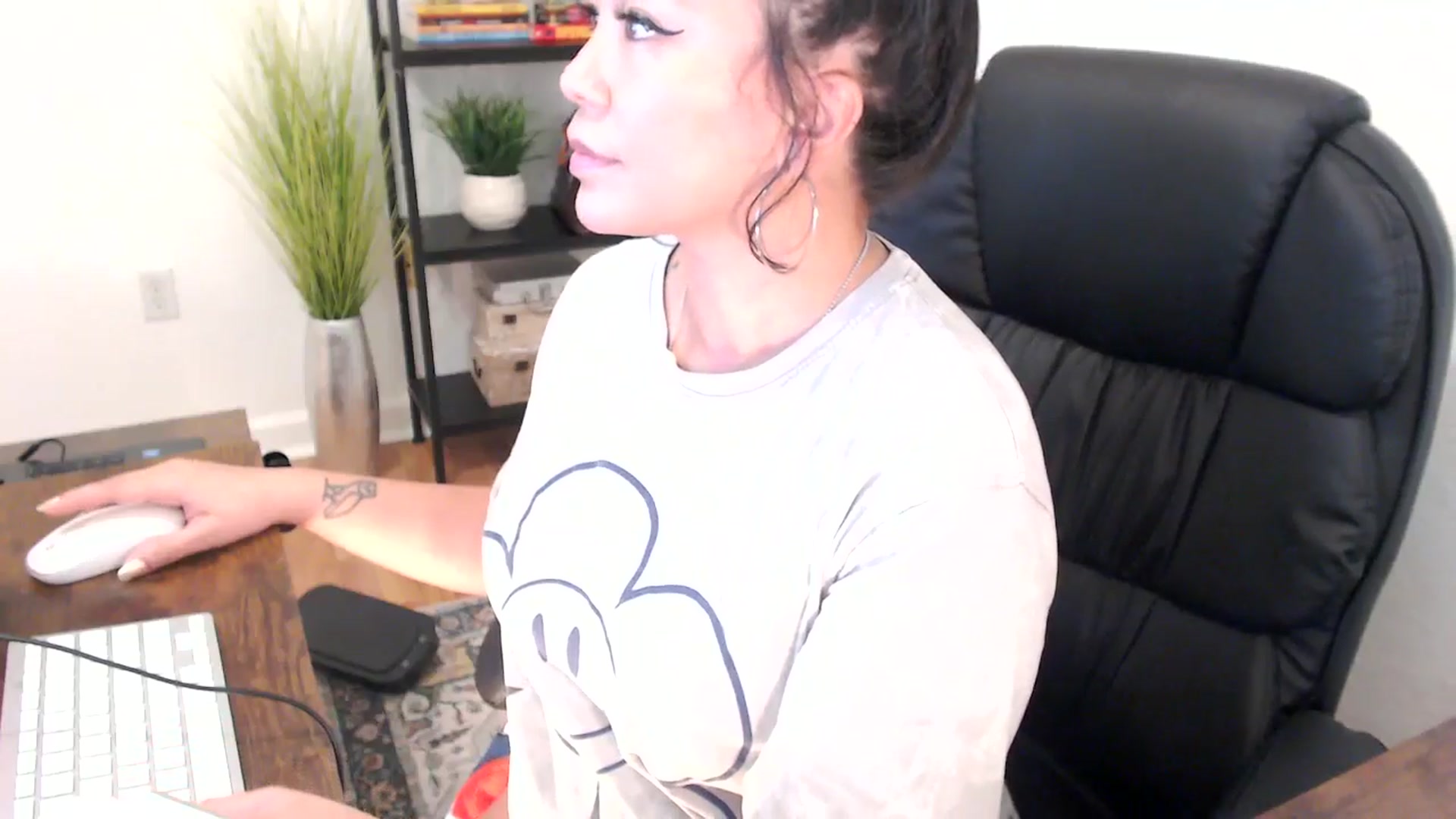 Gallery image thumbnail from MickaylaMinx's myfreecams stream on, 12/23/2024, 18:13 image 17 of 20
