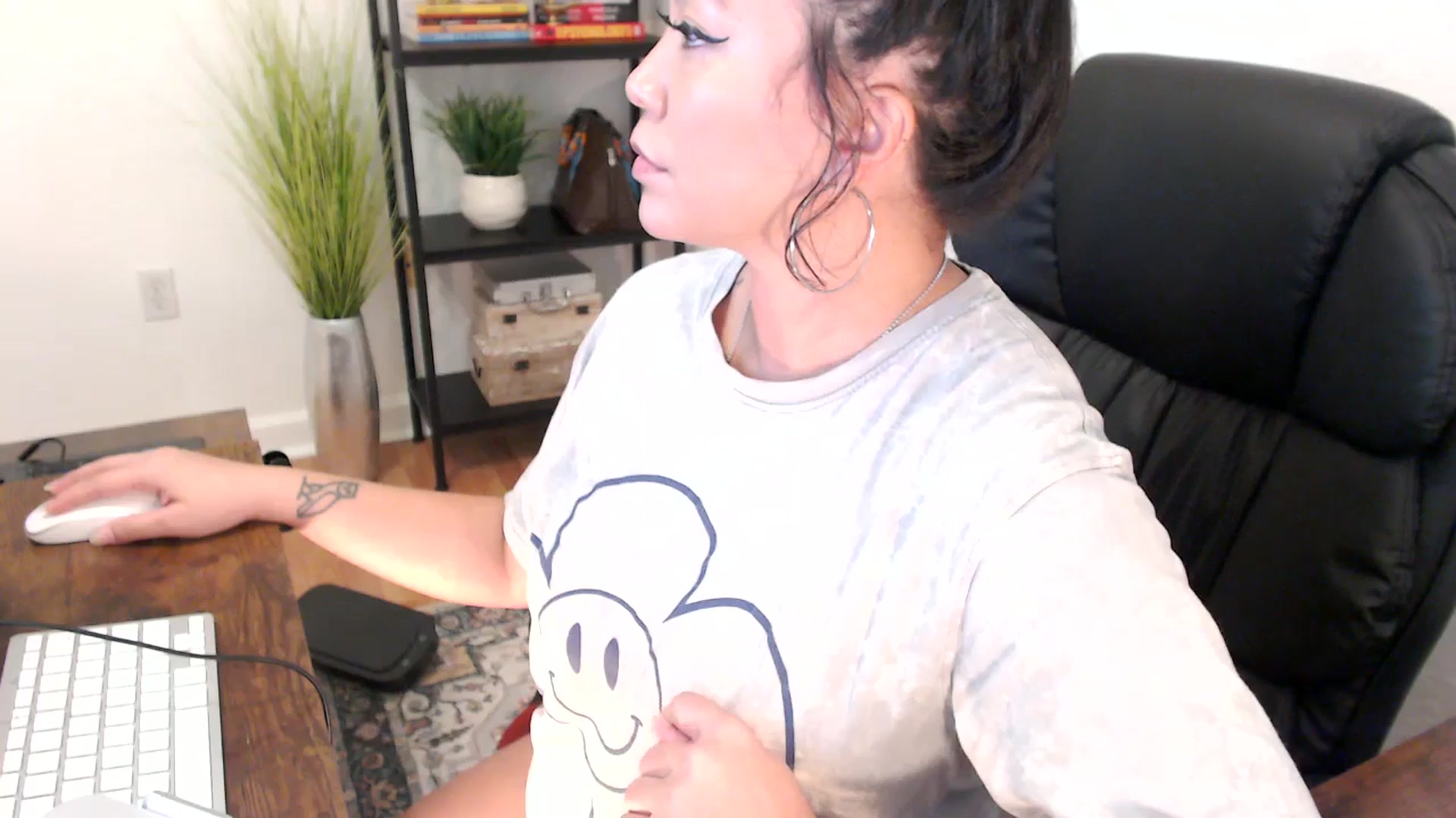 Gallery image thumbnail from MickaylaMinx's myfreecams stream on, 12/23/2024, 18:13 image 11 of 20