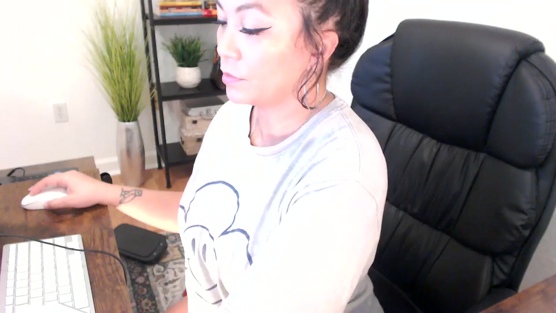 Gallery image thumbnail from MickaylaMinx's myfreecams stream on, 12/23/2024, 18:13 image 19 of 20