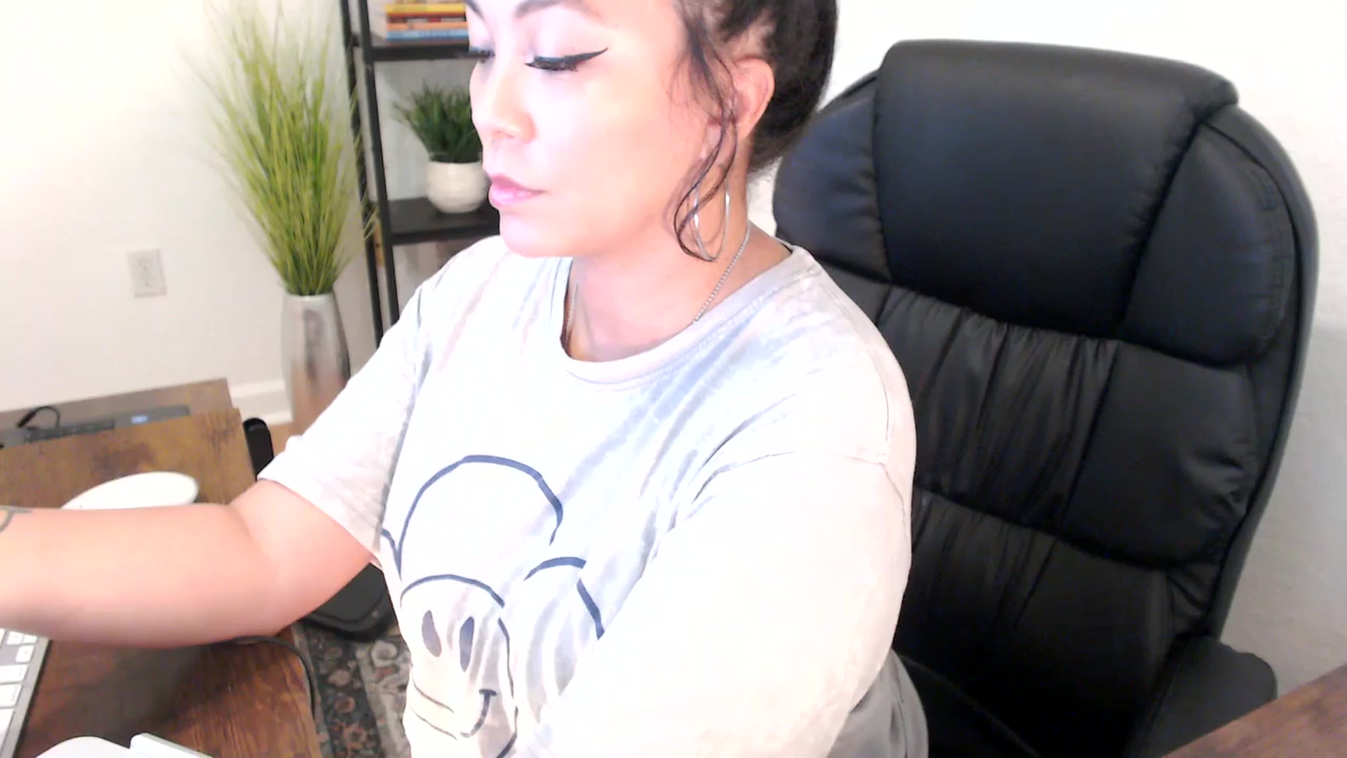 Gallery image thumbnail from MickaylaMinx's myfreecams stream on, 12/23/2024, 18:26 image 20 of 20