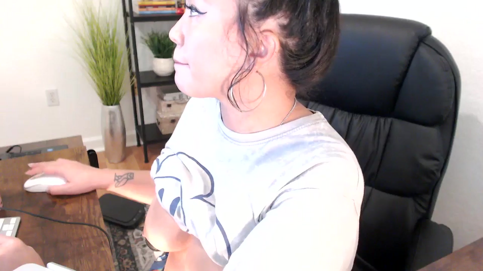Gallery image thumbnail from MickaylaMinx's myfreecams stream on, 12/23/2024, 18:26 image 16 of 20