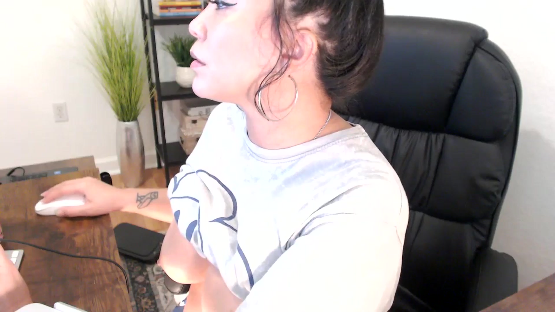 Gallery image thumbnail from MickaylaMinx's myfreecams stream on, 12/23/2024, 18:26 image 14 of 20