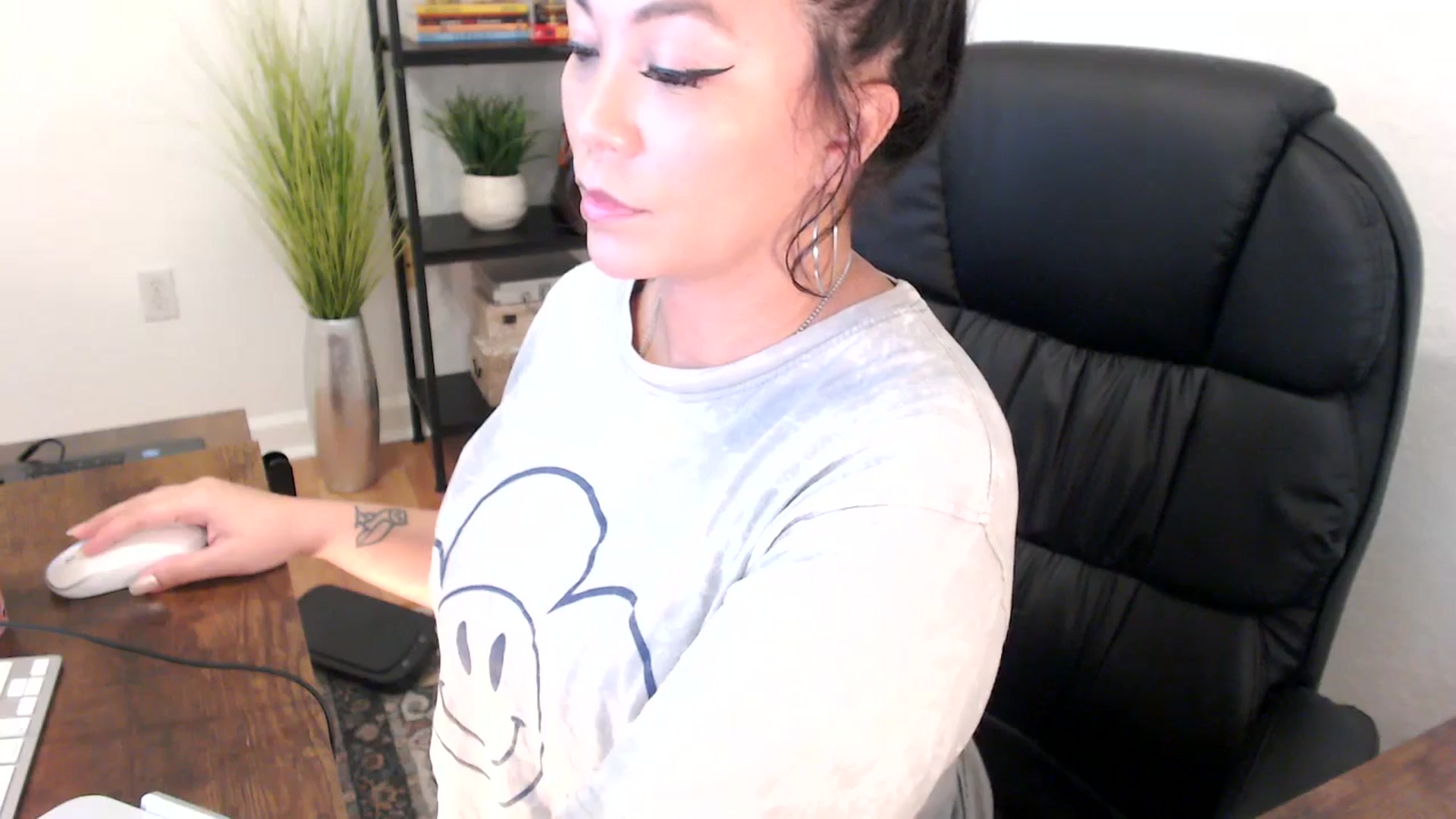 Gallery image thumbnail from MickaylaMinx's myfreecams stream on, 12/23/2024, 18:26 image 19 of 20