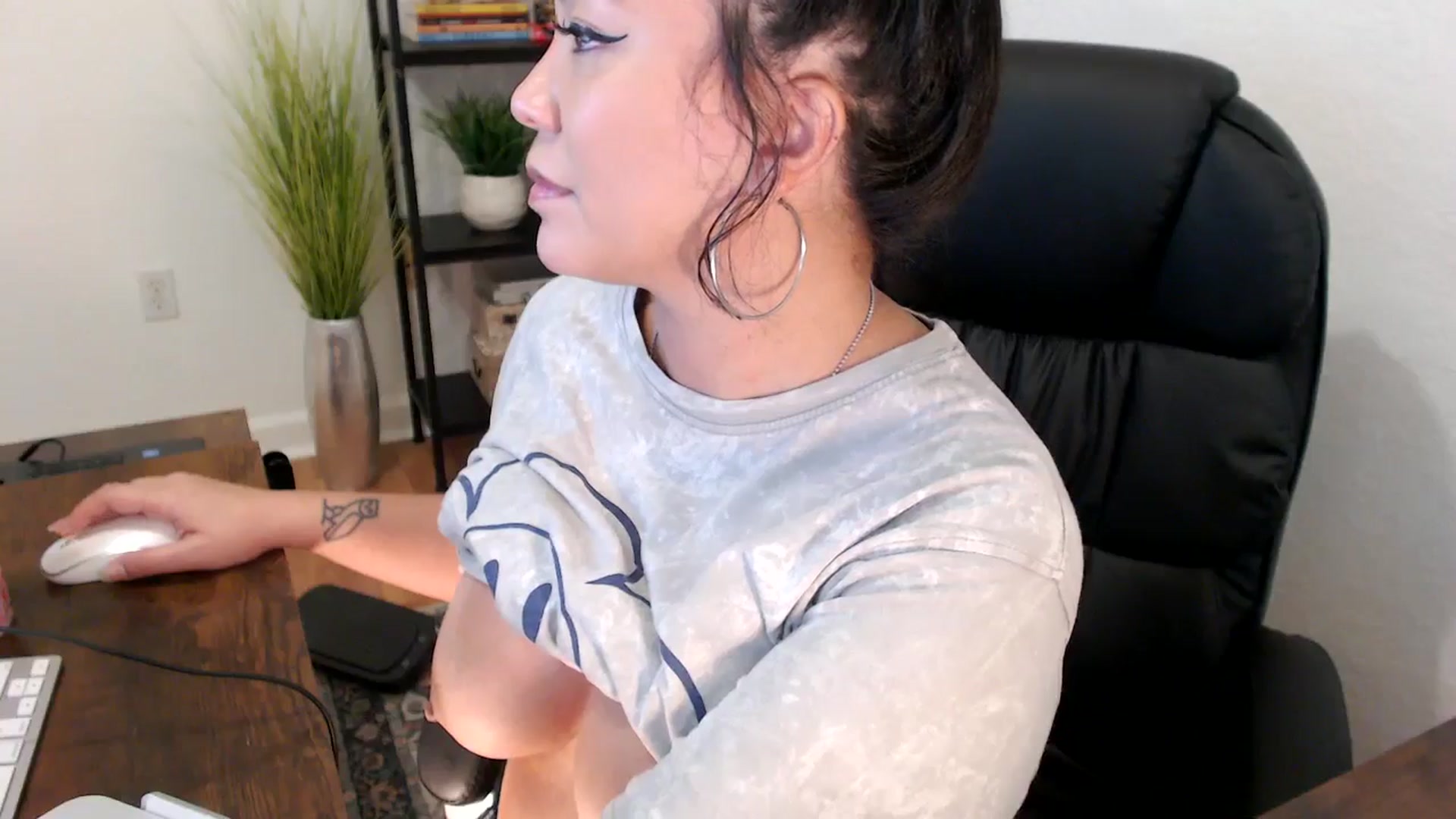 Gallery image thumbnail from MickaylaMinx's myfreecams stream on, 12/23/2024, 18:26 image 12 of 20