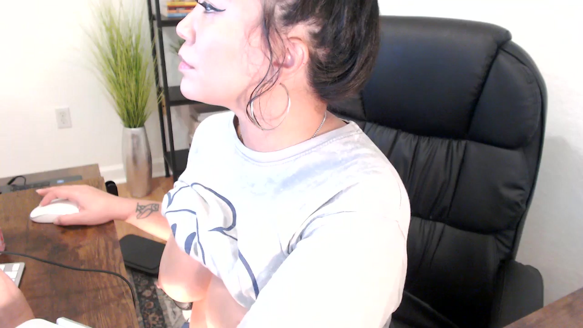 Gallery image thumbnail from MickaylaMinx's myfreecams stream on, 12/23/2024, 18:26 image 13 of 20