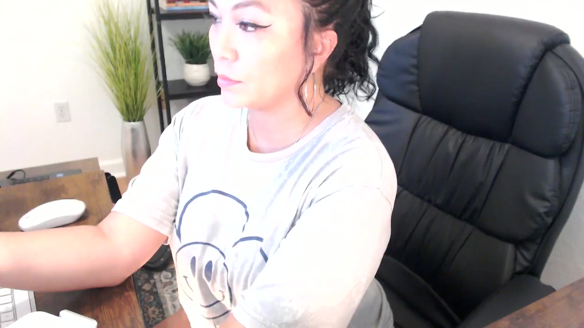 Gallery image thumbnail from MickaylaMinx's myfreecams stream on, 12/23/2024, 19:45 image 18 of 20