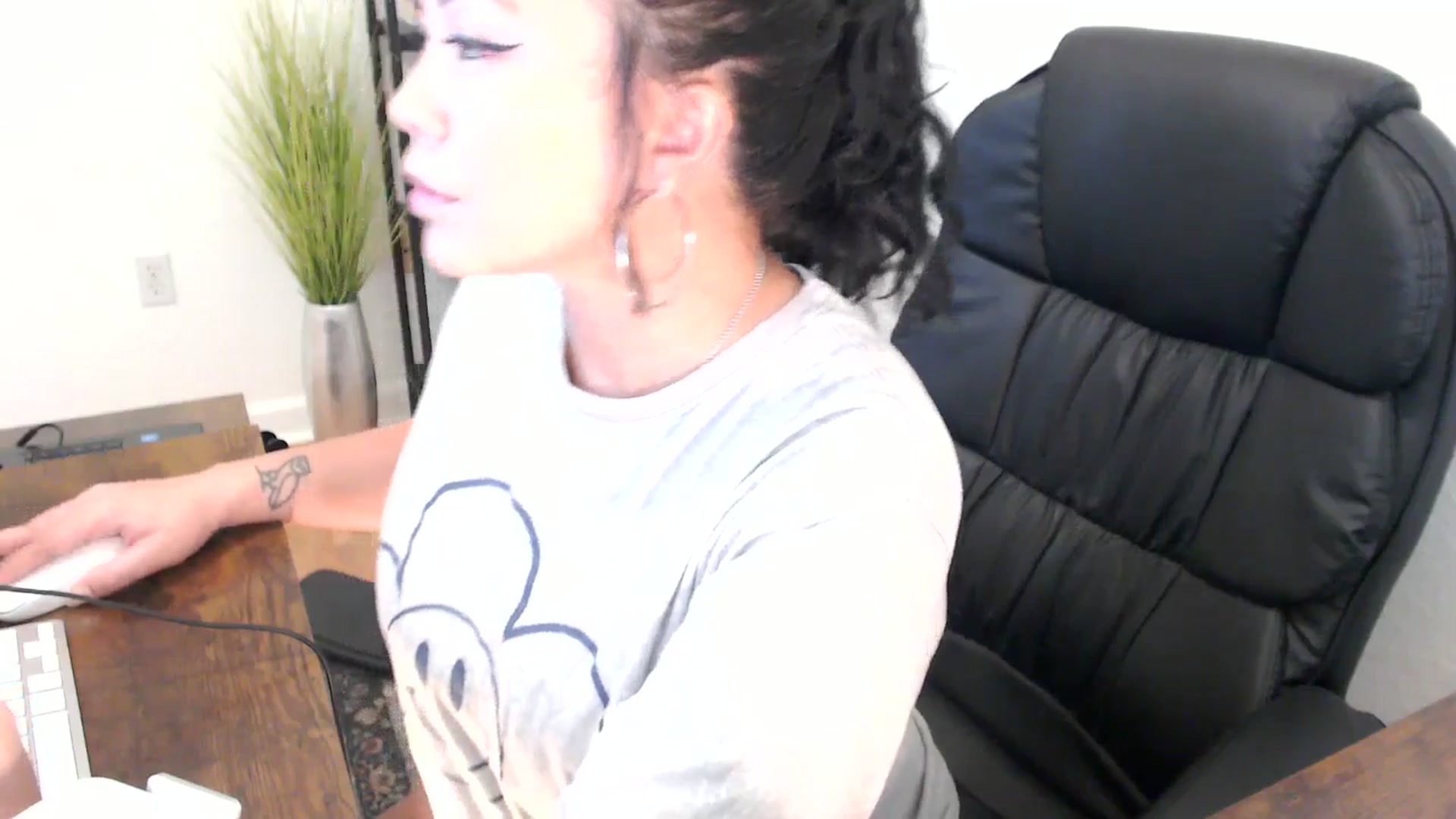 Gallery image thumbnail from MickaylaMinx's myfreecams stream on, 12/23/2024, 19:45 image 17 of 20