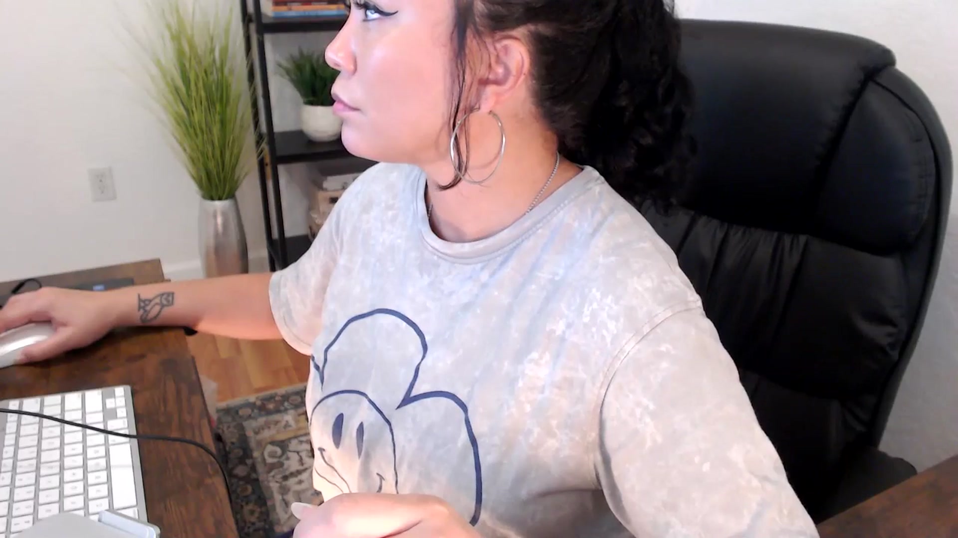 Gallery image thumbnail from MickaylaMinx's myfreecams stream on, 12/23/2024, 20:49 image 4 of 20