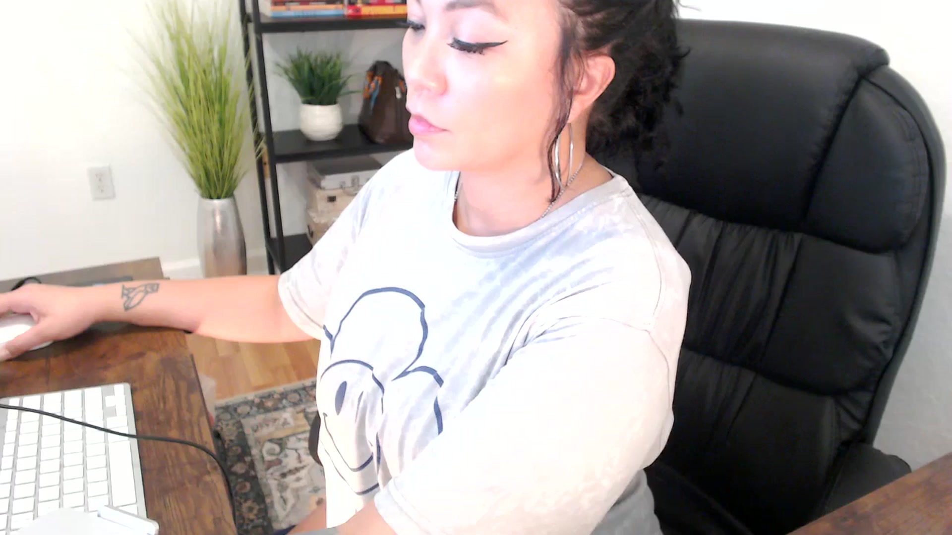 Gallery image thumbnail from MickaylaMinx's myfreecams stream on, 12/23/2024, 20:49 image 5 of 20