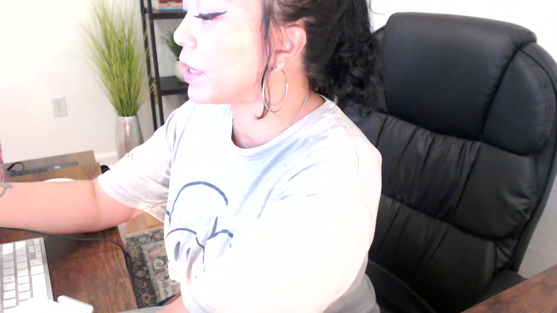 Gallery image thumbnail from MickaylaMinx's myfreecams stream on, 12/23/2024, 20:49 image 1 of 20