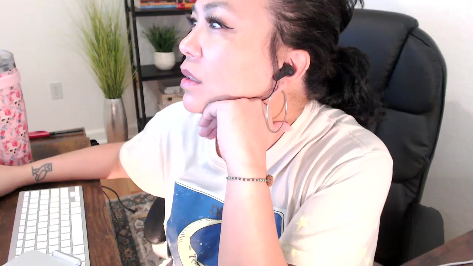 Gallery image thumbnail from MickaylaMinx's myfreecams stream on, 12/24/2024, 16:16 image 6 of 20