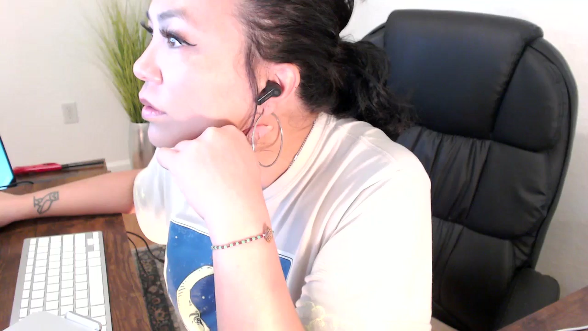 Gallery image thumbnail from MickaylaMinx's myfreecams stream on, 12/24/2024, 16:16 image 3 of 20