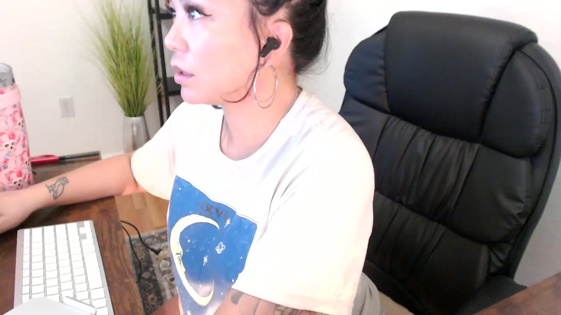 Gallery image thumbnail from MickaylaMinx's myfreecams stream on, 12/24/2024, 16:55 image 18 of 20