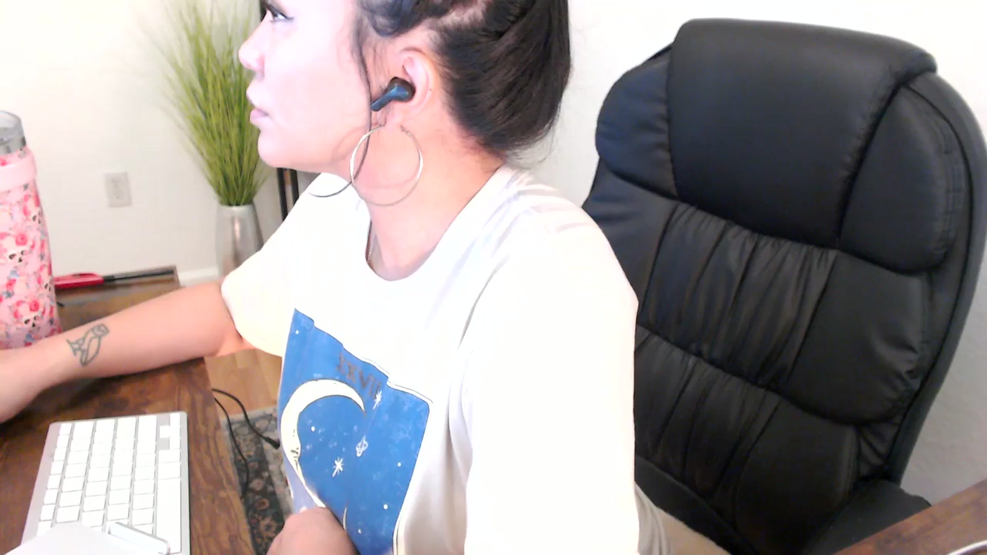 Gallery image thumbnail from MickaylaMinx's myfreecams stream on, 12/24/2024, 16:55 image 6 of 20
