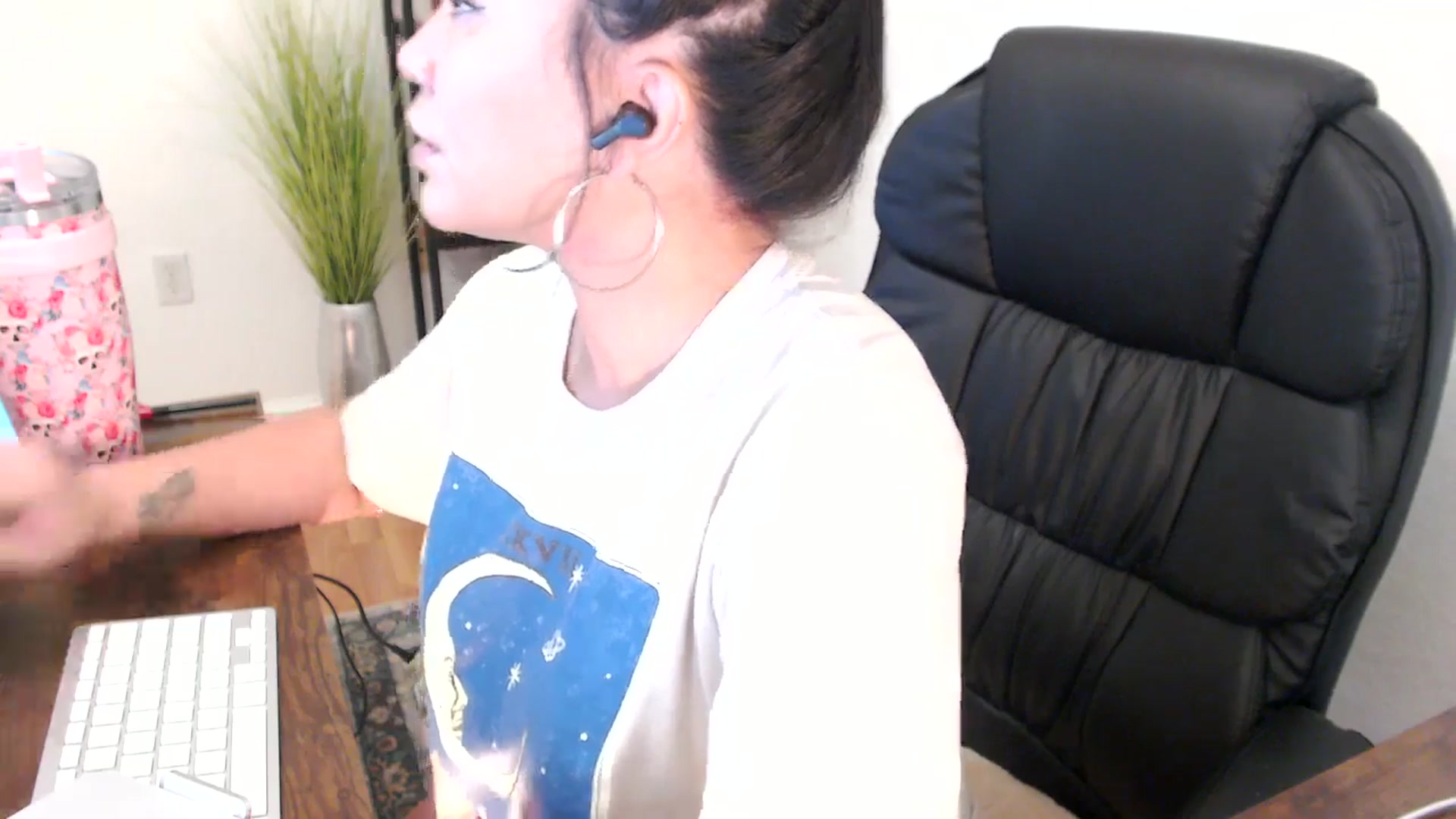 Gallery image thumbnail from MickaylaMinx's myfreecams stream on, 12/24/2024, 16:55 image 5 of 20
