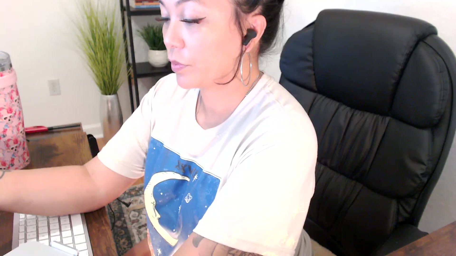 Gallery image thumbnail from MickaylaMinx's myfreecams stream on, 12/24/2024, 16:55 image 17 of 20