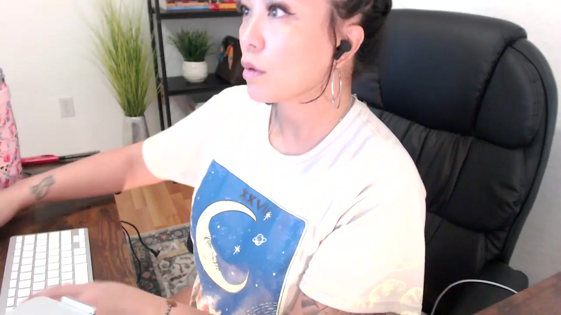 Gallery image thumbnail from MickaylaMinx's myfreecams stream on, 12/24/2024, 17:48 image 18 of 20