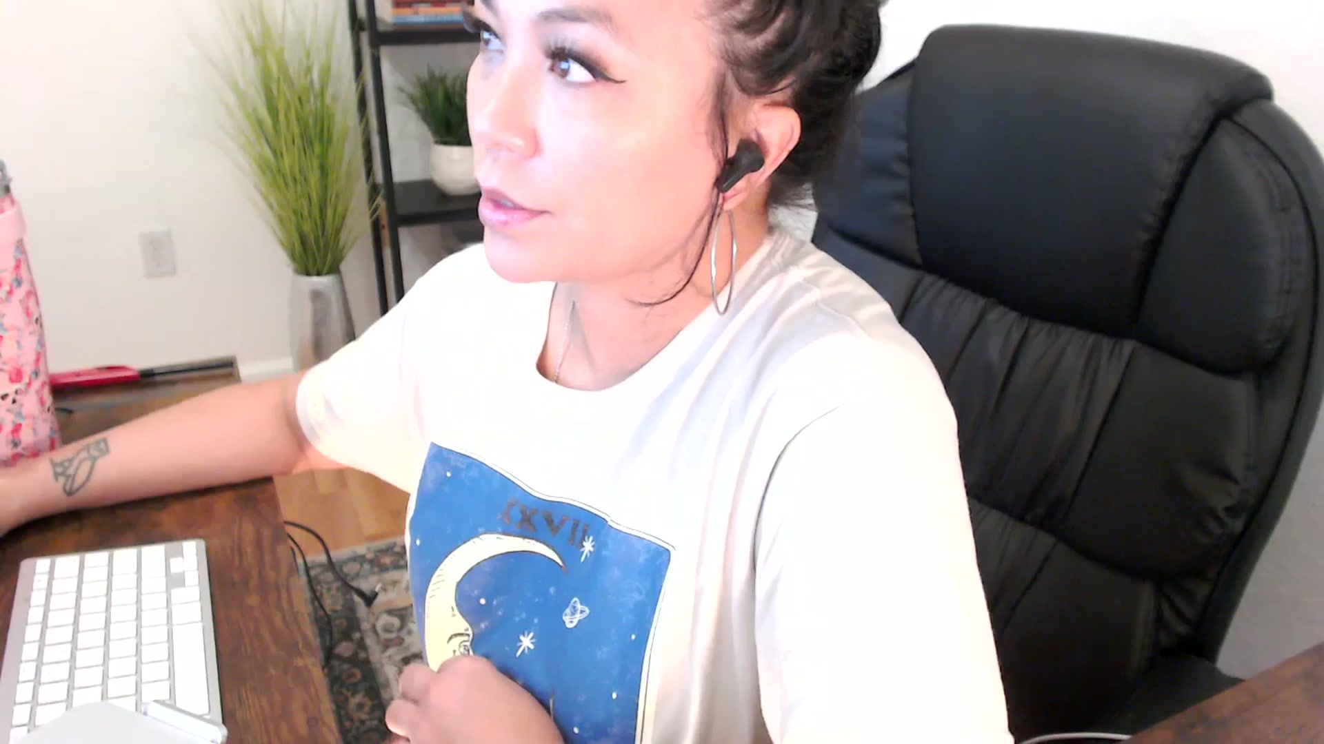 Gallery image thumbnail from MickaylaMinx's myfreecams stream on, 12/24/2024, 17:48 image 10 of 20