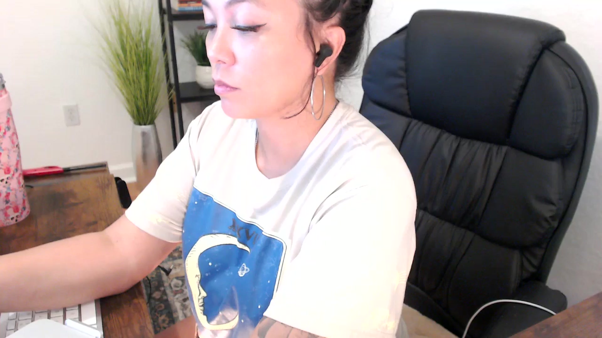 Gallery image thumbnail from MickaylaMinx's myfreecams stream on, 12/24/2024, 17:48 image 19 of 20