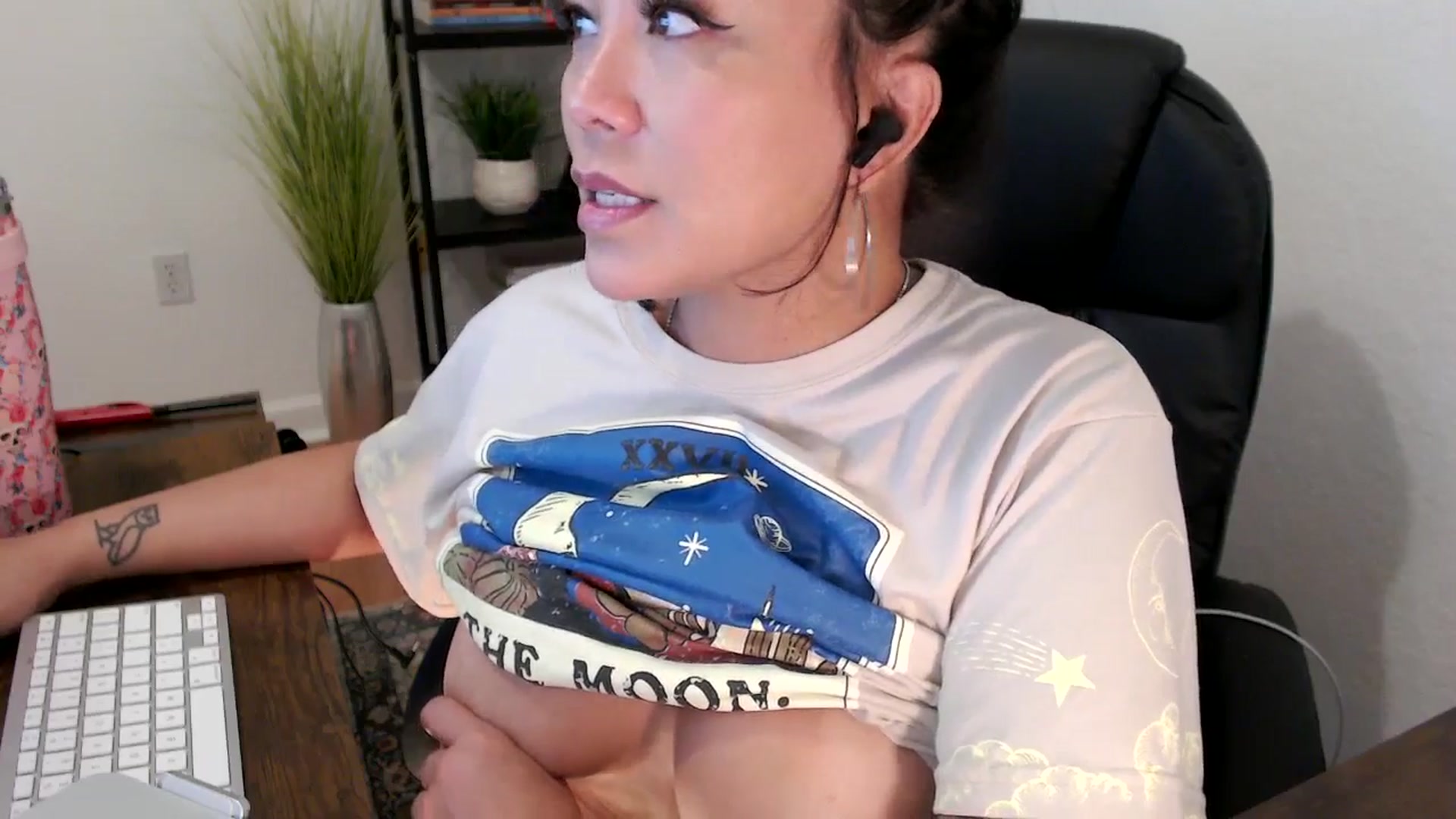 Gallery image thumbnail from MickaylaMinx's myfreecams stream on, 12/24/2024, 17:48 image 12 of 20