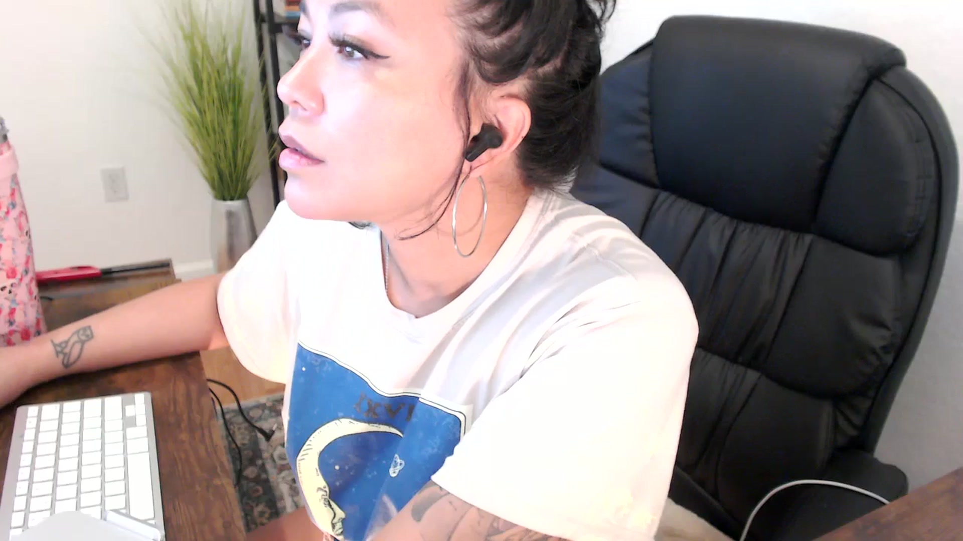 Gallery image thumbnail from MickaylaMinx's myfreecams stream on, 12/24/2024, 17:48 image 17 of 20