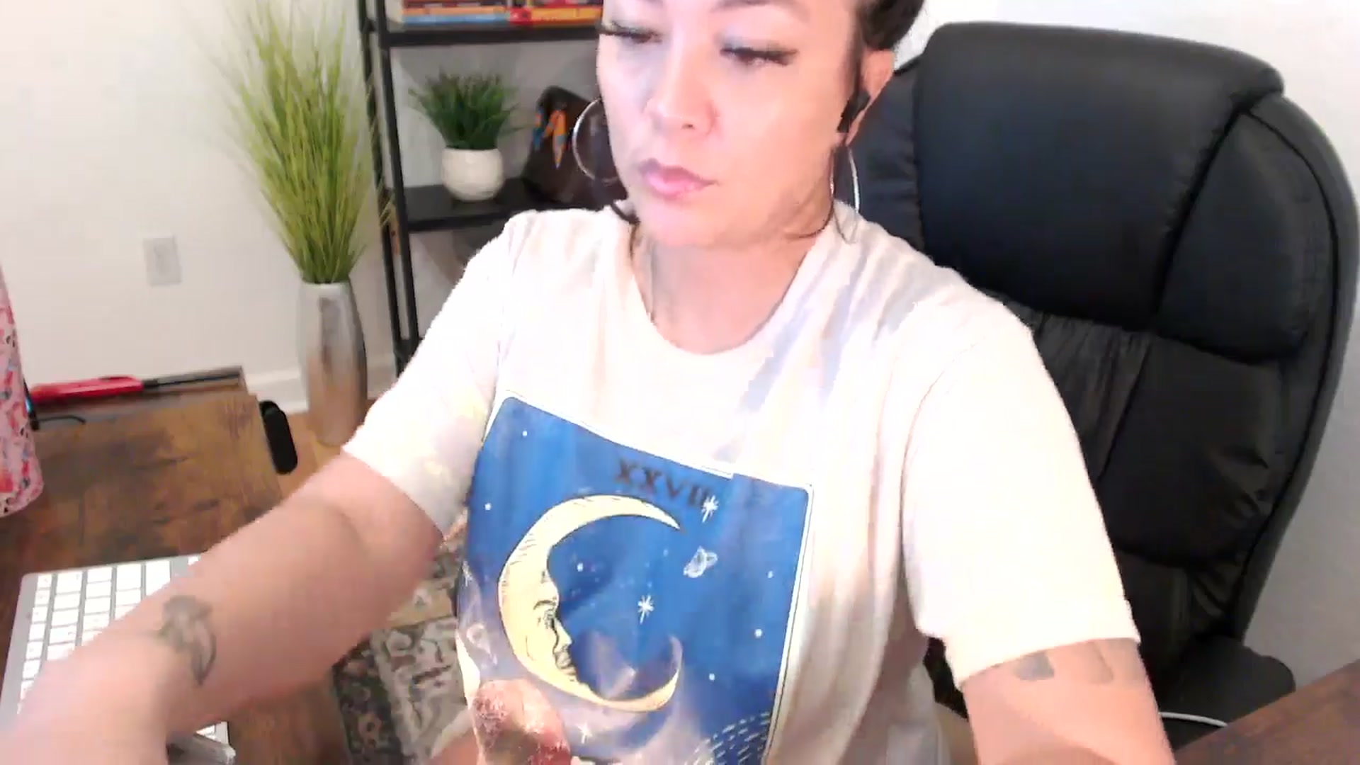Gallery image thumbnail from MickaylaMinx's myfreecams stream on, 12/24/2024, 17:48 image 7 of 20