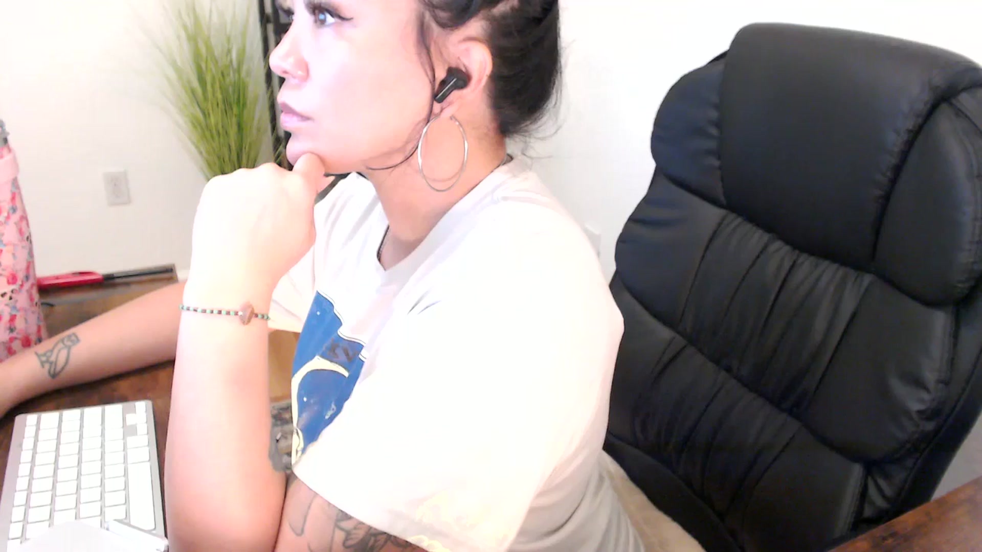Gallery image thumbnail from MickaylaMinx's myfreecams stream on, 12/24/2024, 17:48 image 8 of 20